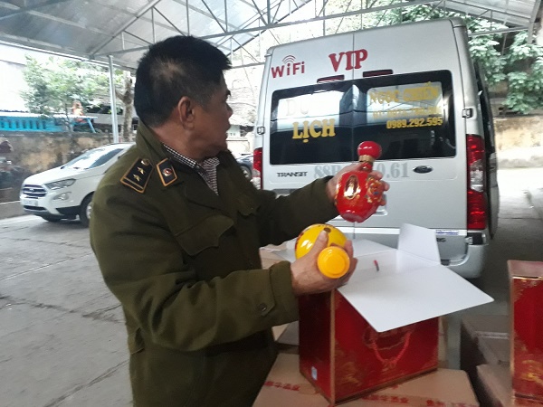  Lực lượng quản lý thị trường Lạng Sơn tiến hành thu giữ rượu được tiểu thương nhập lậu về Việt Nam bán