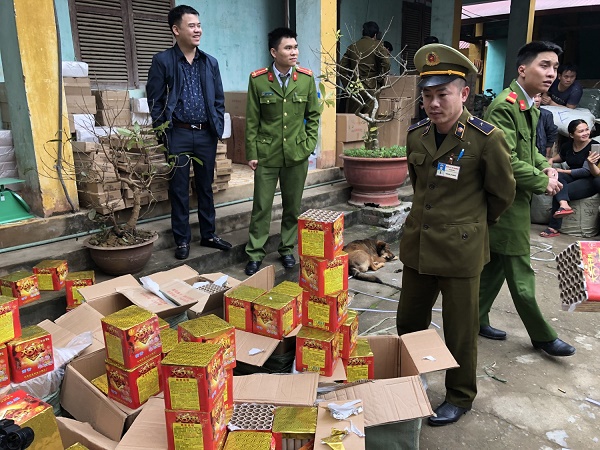  Lực lượng chức năng Lạng Sơn thu giữ lượng lớn pháo nổ do Trung Quốc sản xuất