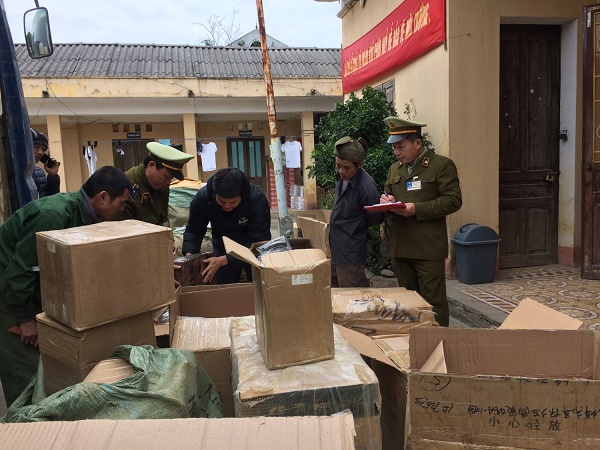 Lực lượng chức năng tỉnh Lạng Sơn tiến hành kiểm tra và thu giữ lượng lớn hàng hóa nhập lậu 