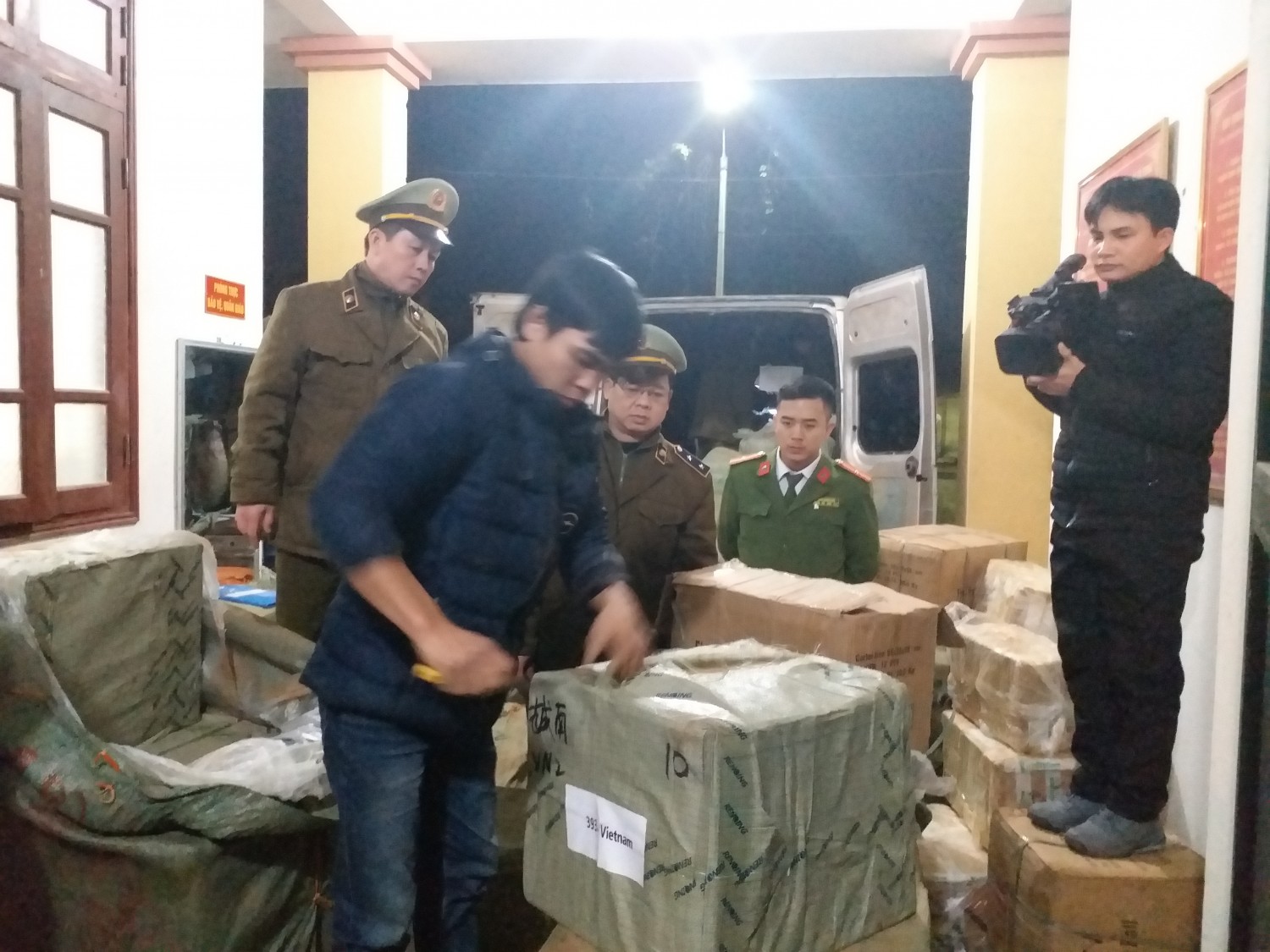 Lực lượng quản lý thị trường Lạng Sơn tiến hành kiểm tra lượng thực phẩm không rõ nguồn gốc 