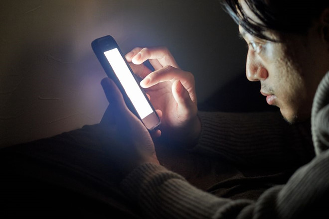  Ánh sáng xanh điện thoại rất nguy hiểm tới sức khỏe