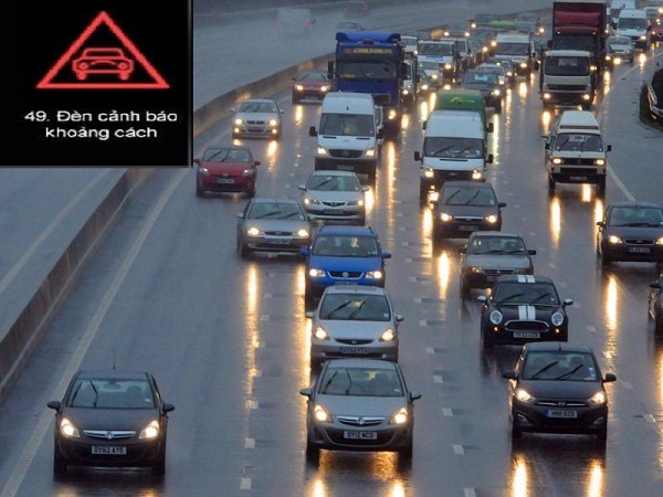 Nếu đèn báo hình ô tô ở trong tam giác màu đỏ xuất hiện nên thận trọng