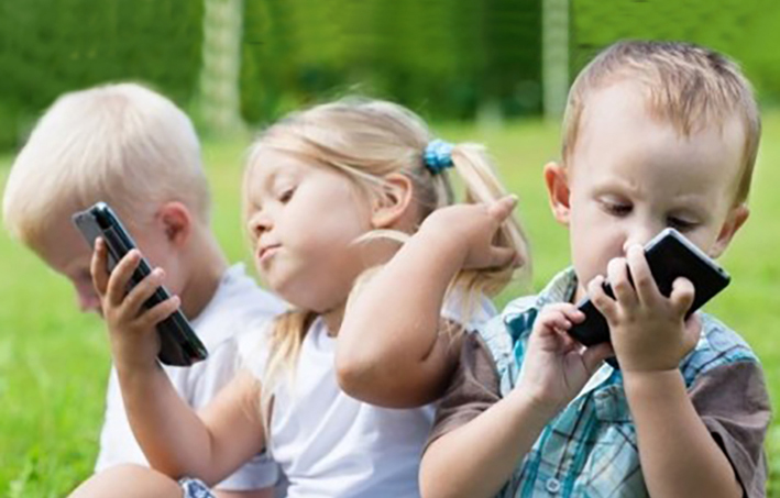 Trẻ nhỏ chơi nhiều điện thoại có thể khiến xương giòn nhanh
