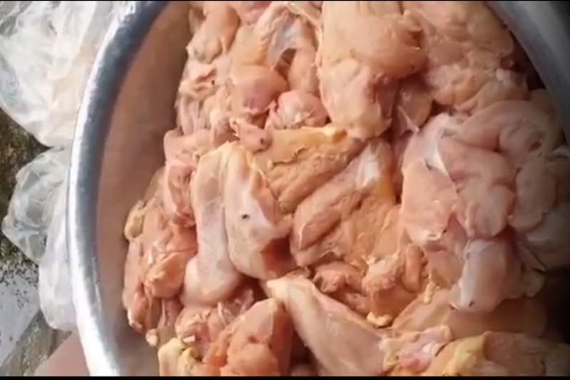 Công ty An Việt đưa thịt gà ôi thiu vào trường học Chu Văn An, Hoàng Mai, Hà Nội bị tạm ngừng cung cấp thực phẩm vào các trường. Ảnh: Lao động