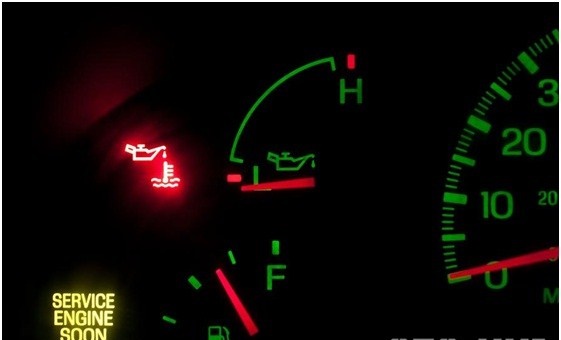  Đèn báo nhớt ô tô bật sáng cảnh báo động cơ đang có vấn đề