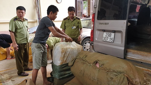  Lực lượng chức năng tỉnh Lạng Sơn tiến hành thu giữ toàn bộ hàng hóa vi phạm. Ảnh: Đội QLTT số 4 