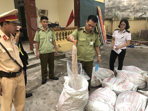 Vận chuyển 700 kg lòng lợn non bốc mùi hôi thối