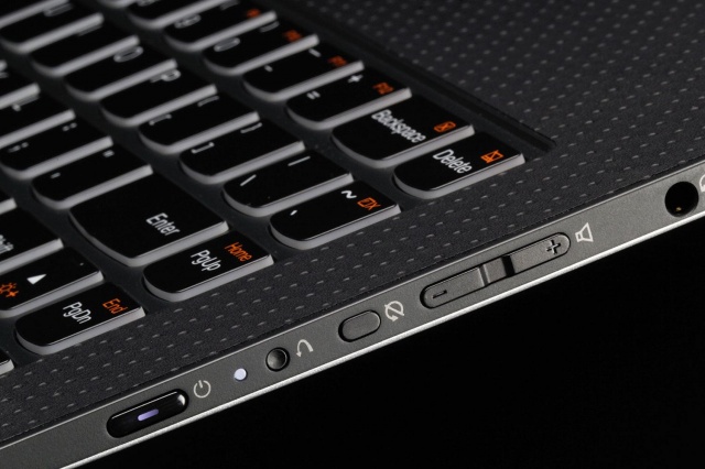 Nút bấm khá nhỏ là nhược điểm trên chiếc laptop lai máy tính bảng Lenovo Yoga 3 Pro