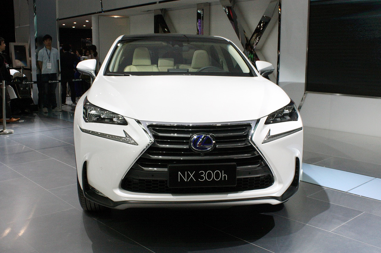 Lexus NX 200t 2015 với giá bán $35,405 sẽ là đối thủ cạnh tranh trực tiếp của RDX và Infinniti QX50  