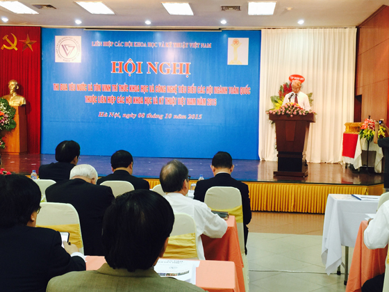 Ông Phạm Văn Tân, Phó Chủ tịch kiêm Tổng thư ký LHH, đọc báo cáo tổng kết công tác thi đua, khen thưởng 5 năm (2010 – 2015) và phương hướng nhiệm vụ 5 năm tới (2015 – 2020).