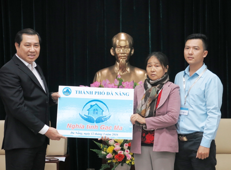 Ông Huỳnh Đức Thơ - Phó Bí thư Thành ủy, Chủ tịch UBND TP Đà Nẵng trao quyết định bố trí căn hộ chung cư đến gia đình Liệt sĩ Vũ Phi Trừ