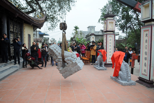 Đôi nghê linh vật thuần Việt được rước vào đình làng Trạch Xá thay thế cho cặp sư tử ngoại lai