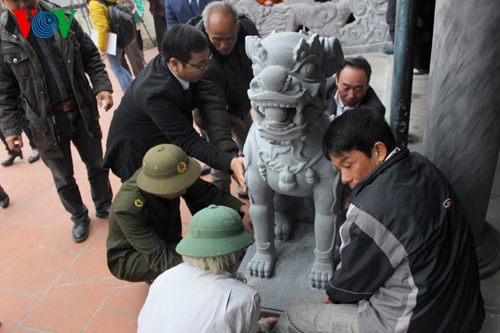 Người dân phấn khởi thay thế linh vật thuần Việt vào vị trí trước đây của sư tử đá ngoại lai