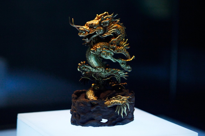 Tượng rồng bằng vàng từ thời Nguyễn, khoảng thế kỷ 19-20. Bức tượng khá nhỏ, đặt vừa lòng bàn tay nhưng thể hiện độ tinh xảo, trình độ tạo hình xuất sắc đặc trưng của các hiện vật cung đình triều Nguyễn.