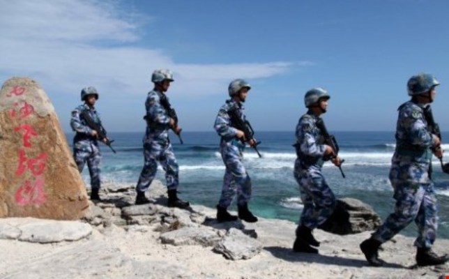 Các binh sĩ thuộc Quân Giải Phóng Nhân dân Trung Quốc (PLA) tuần tra trái phép tại đảo Phú Lâm vào ngày 29-1-2016. 