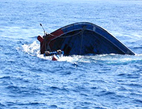 Một tàu cá Việt Nam của ngư dân Quảng Ngãi gặp nạn trên Biển Đông
