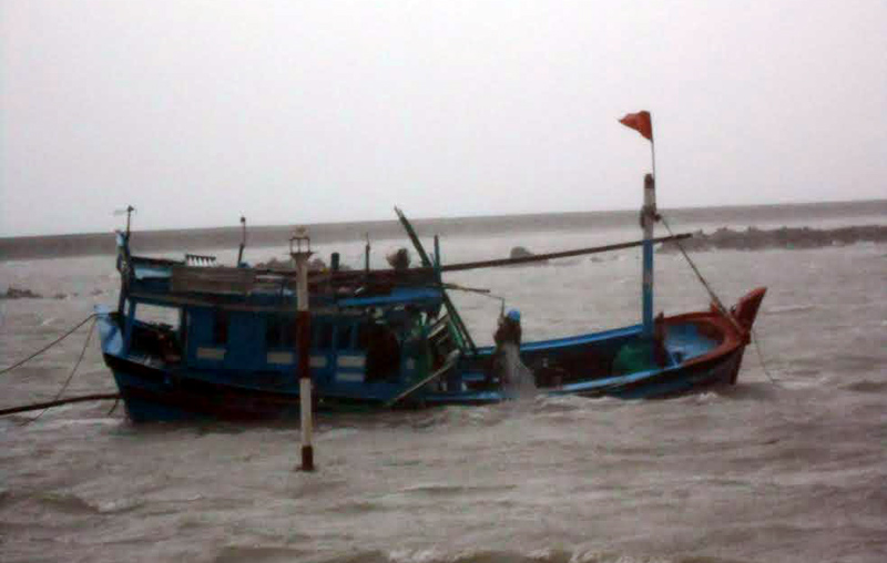 Tàu cá Việt Nam của ngư dân Quảng Ngãi liên tục gặp nạn tại ngư trường Hoàng Sa – Trường Sa