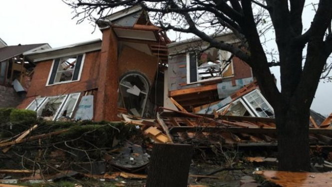 Nhà cửa bị sập hoàn toàn do lốc xoáy tấn công bang Texas (Mỹ)