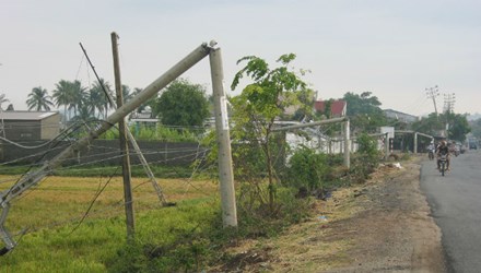 Những cột điện gãy đôi sau trận lốc xoáy tại Buôn Ma Thuột