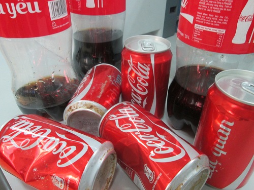 Coca-Cola nói rằng, lon nhôm bị ôxi hóa nên rò rỉ nước, nhưng các chai PET không bị thủng mà vẫn chỉ có 1/3 số nước trong chai, vì lý do gì có hiện tượng như vậy Coca-Cola lại không nói rõ. Ảnh: N. N