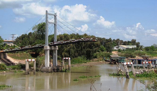 Hiện trường sập cầu Vĩnh Bình tại thị xã Vĩnh Bình, Long An chỉ sau lễ khánh thành được 12 ngày