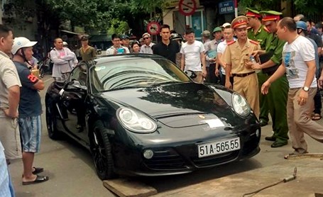 Phạm luật giao thông, tài xế có thủ trong Porsche bị phạt 1,3 triệu