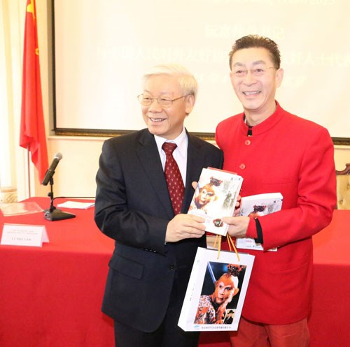 Lục Tiểu Linh Đồng vui mừng khi nhận được chữ ký của Tổng bí thư Nguyễn Phú Trọng 