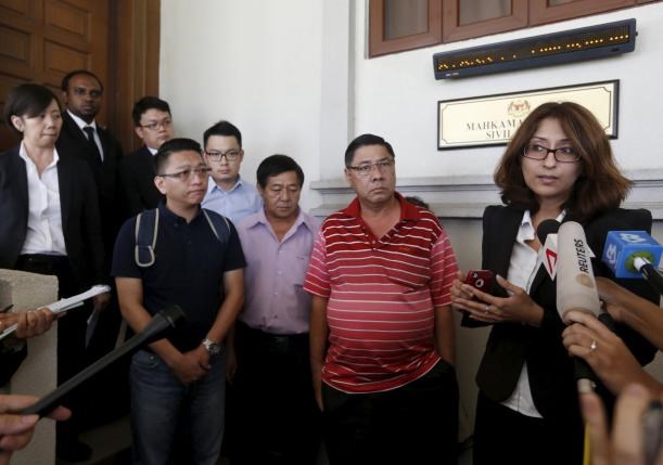 Gia đình 12 nạn nhân biến mất cùng MH370 đã đệ đơn kiện sau 2 năm tìm kiếm máy bay MH370 trong vô vọng