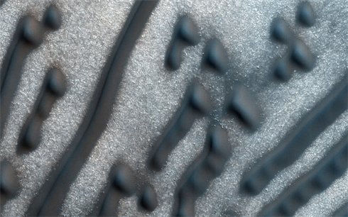 Những đụn cát kỳ lạ, trông giống những ký hiệu mã Morse trên Hỏa tinh.Ảnh :NASA