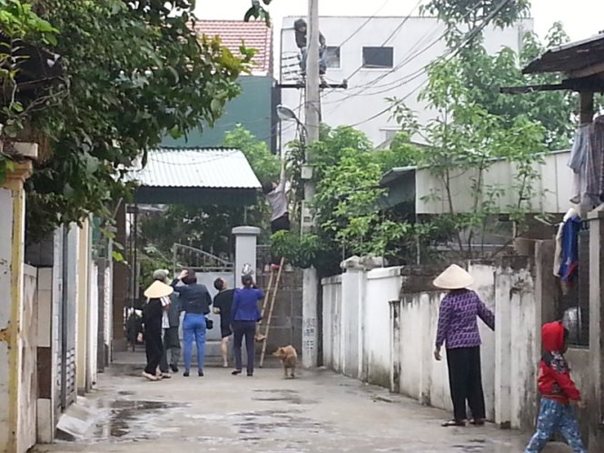 Phê ma túy đá, nam thanh niên đu cột điện, bơi quanh Tháp Rùa