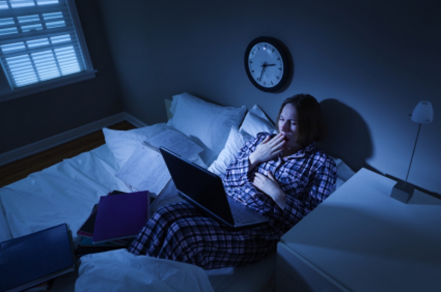 Thức khuya thường xuyên và kéo dài không chỉ hủy hoại nhan sắc mà còn khiến chị em dễ mắc bệnh phụ khoa