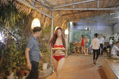 Nữ PG mặc bikini bưng bê thức ăn cho khách