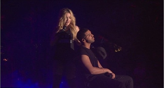 Madonna c&oacute; m&agrave;n biểu diễn kết hợp với rapper Drake tr&ecirc;n s&acirc;n khấu lễ hội &acirc;m nhạc 
