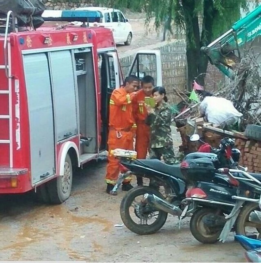 Ba lính cứu hỏa Trung Quốc túm tụm đứng chụp ảnh tự sướng mà không lo tìm kiếm người gặp nạn