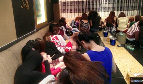 nhiều nữ tiếp viên ăn mặc hở hang ngả ngớn với khách Hàn Quốc.
