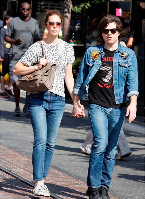 Tin tức giải trí mới nhất hôm nay cũng đề cập đến việc nữ diễn viên phim 'A walk to remember' đệ đơn ly hôn Ryan Adams 