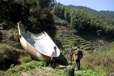 Mảnh vỡ tên lửa rơi xuống khu vực dân cư tại ngôi làng Yuanxi ở tỉnh Giang Tây, Trung Quốc