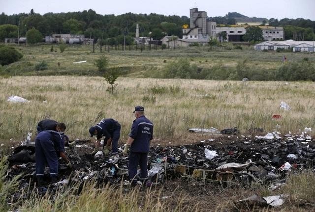 Các nhà điều tra vụ tai nạn MH17 bên đống tàn tích