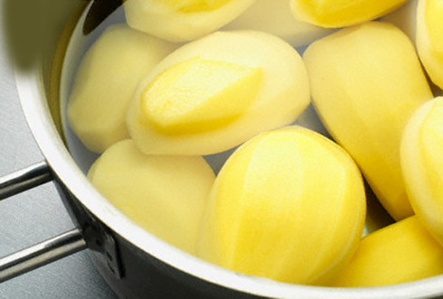 Nước ép khoai tây giúp da mềm mịn vừa dễ làm vừa không tốn kém
