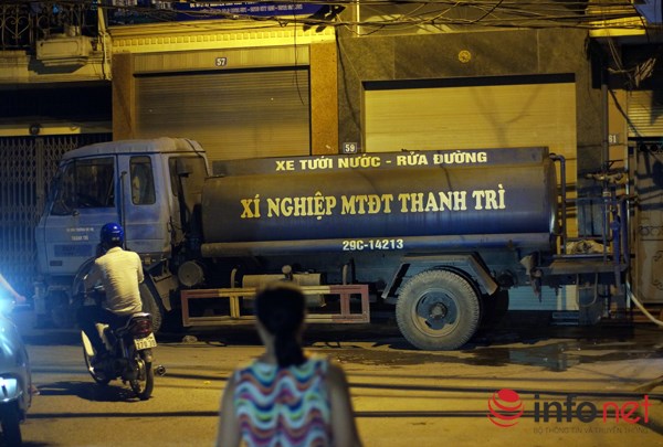 Tình trạng mất nước sinh hoạt kéo dài khiến nhiều hộ dân Hà Nội phải chấp nhận mua nước từ xe rửa đường với giá cao