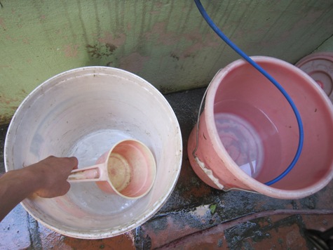 Tại một số nơi ở Hà Nội, dù đã được cấp nước trở lại nhưng tình hình vẫn không khá hơn khi bị mất nước là bao