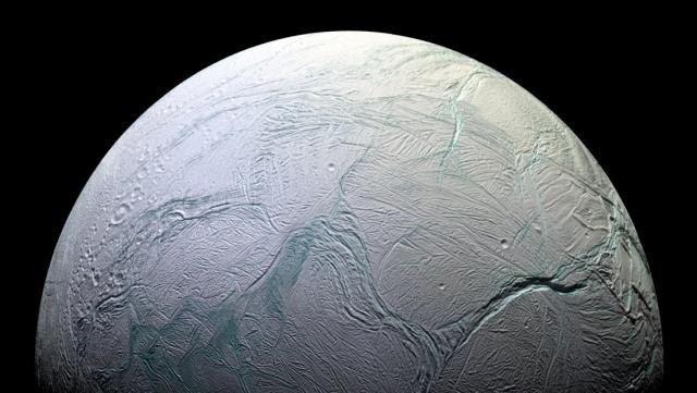 Enceladus là một trong những Mặt trăng của sao Thổ