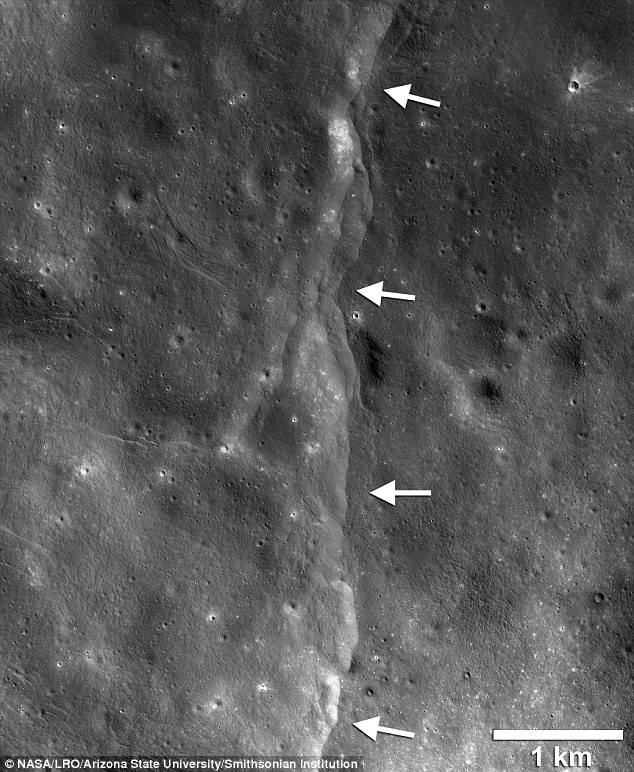 Cận cảnh một vết nứt hay đường dốc phân thùy trên bề mặt Mặt trăng. Ảnh: NASA