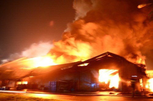 Nguyên nhân vụ cháy lớn là do người chồng tự phóng hỏa đốt nhà sau khi xảy ra mâu thuẫn gia đình với vợ