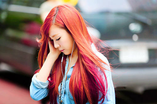 Chọn màu tóc nhuộm đỏ ánh hồng các nàng cần phải có sự tinh tế khi trang điểm