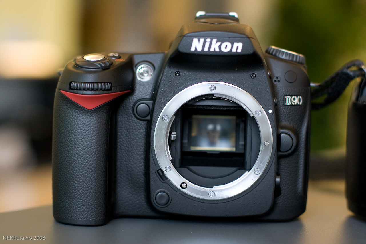 Máy giá rẻ DSLR D90 của Nikon rất được ưa chuộng