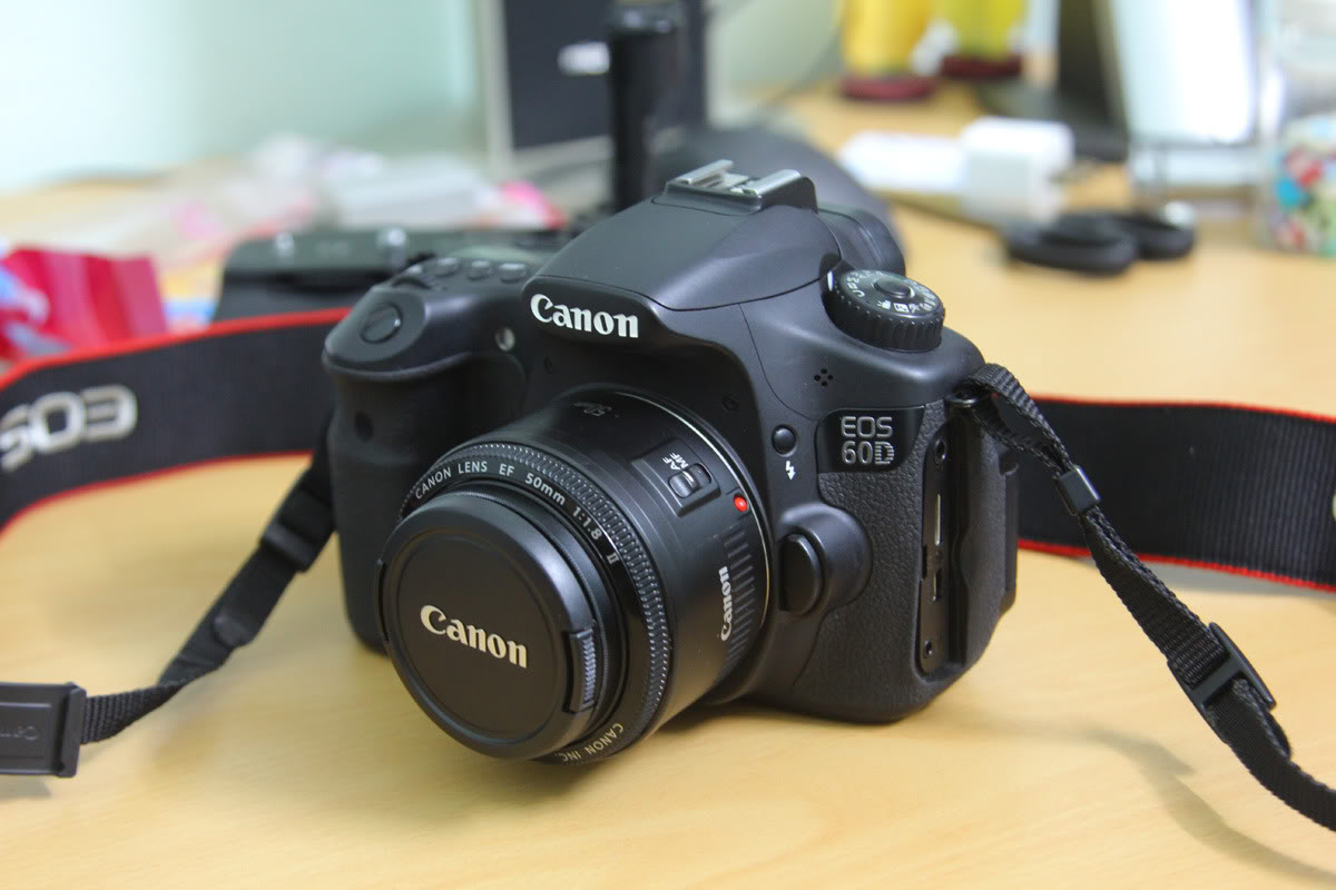 D60 dòng máy ảnh giá rẻ nhất trong phân khúc máy chuyên của Canon