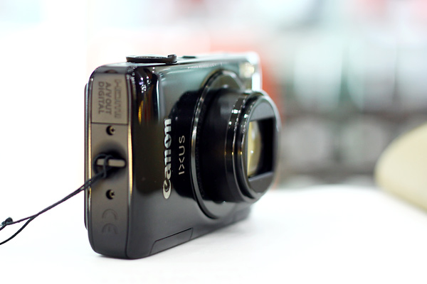 Canon 1100 HS thuộc dòng máy ảnh giá rẻ có khả năng quay phim full HD