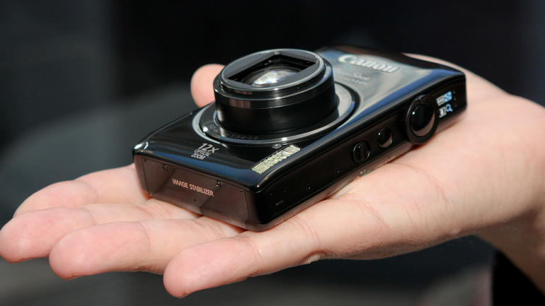 Mẫu máy ảnh giá rẻ này được thiết kế siêu nhỏ gọn, vừa tay người dùng
