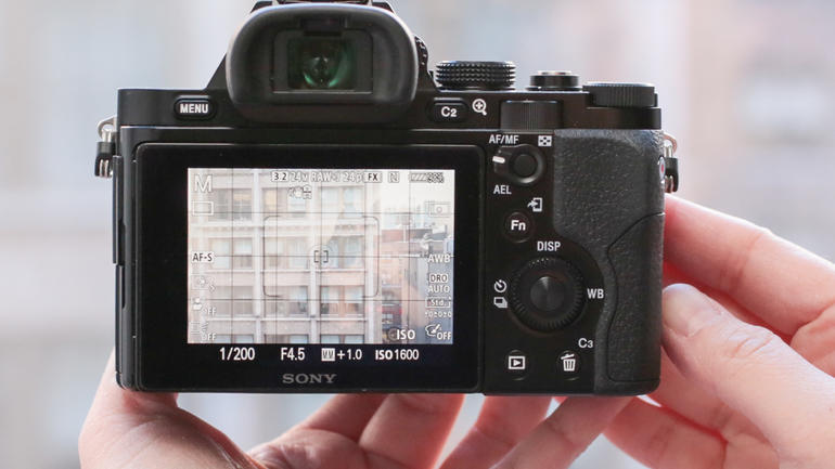Sony 7R là dòng máy ảnh giá rẻ không gương lật được yêu chuộng